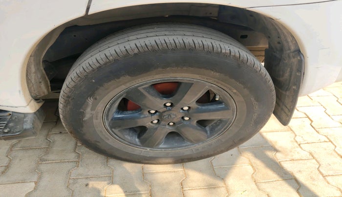 2011 Toyota Fortuner 3.0 4X4 MT, Diesel, Manual, 2,39,046 km, tyre