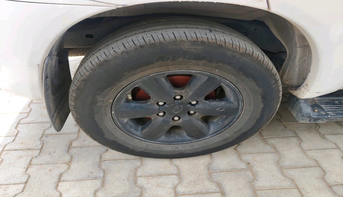 2011 Toyota Fortuner 3.0 4X4 MT, Diesel, Manual, 2,39,046 km, tyre