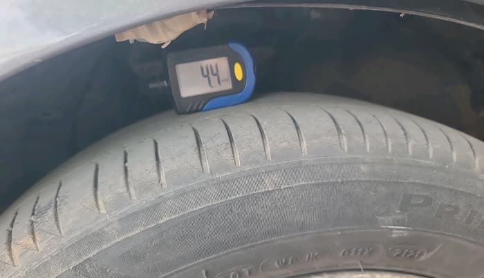 2015 Hyundai i20 SPORTZ 1.4 AT, Petrol, Automatic, 1,52,969 km, tyre