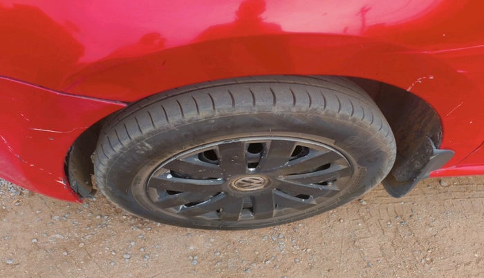 2014 Volkswagen Polo COMFORTLINE 1.2L, Diesel, Manual, 1,21,326 km, tyre