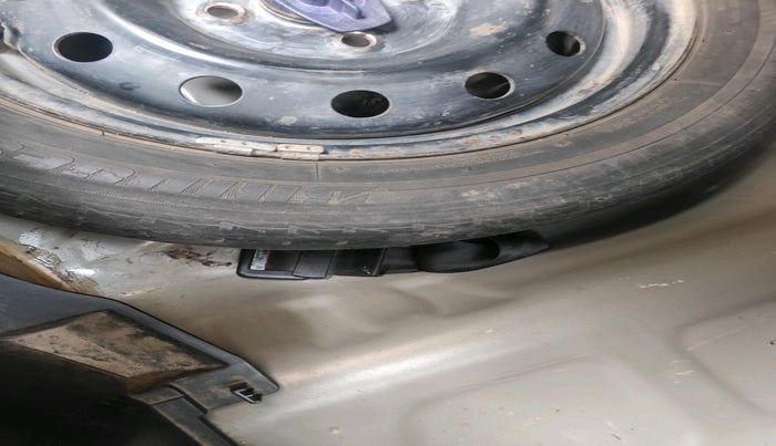 2021 Maruti Swift VXI, Petrol, Manual, 77,480 km, tyre