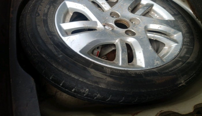 2012 Maruti Swift Dzire ZXI, Petrol, Manual, 1,88,116 km, tyre