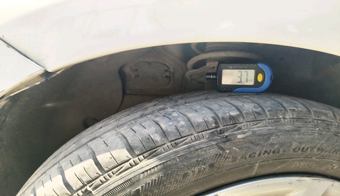 2017 Hyundai Grand i10 SPORTZ 1.2 KAPPA VTVT, CNG, Manual, 1,21,605 km, tyre