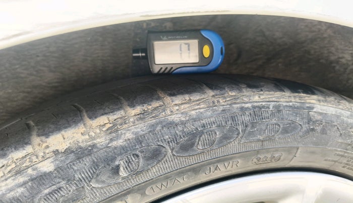 2017 Hyundai Grand i10 SPORTZ 1.2 KAPPA VTVT, CNG, Manual, 1,21,605 km, tyre