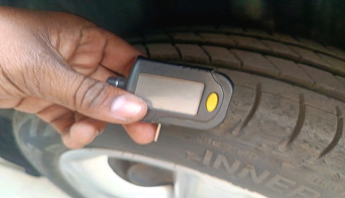 2013 Skoda Rapid AMBITION 1.6 TDI CR MT, Diesel, Manual, 1,21,214 km, tyre