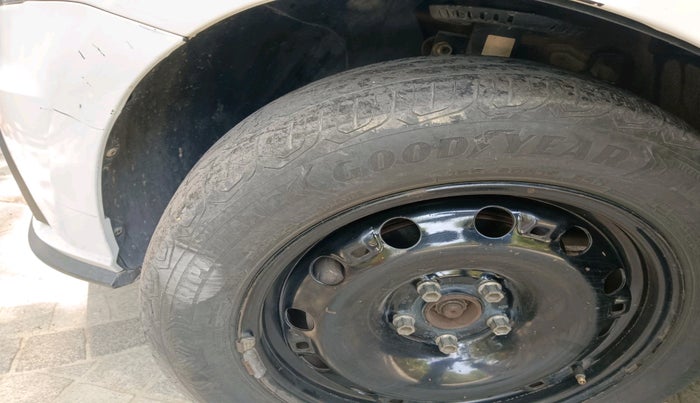 2012 Volkswagen Polo COMFORTLINE 1.2L PETROL, Petrol, Manual, 1,07,606 km, tyre