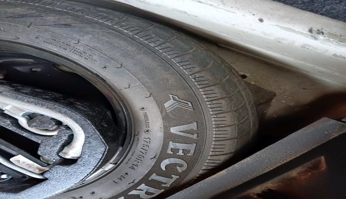 2012 Volkswagen Polo COMFORTLINE 1.2L PETROL, Petrol, Manual, 1,07,606 km, tyre