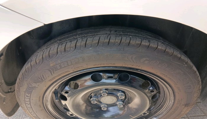 2012 Volkswagen Polo COMFORTLINE 1.2L PETROL, Petrol, Manual, 1,07,606 km, tyre