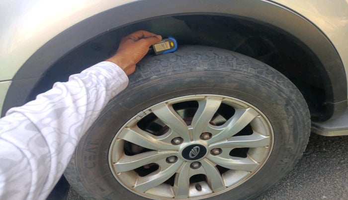 2016 Mahindra XUV500 W10, Diesel, Manual, 1,10,658 km, tyre