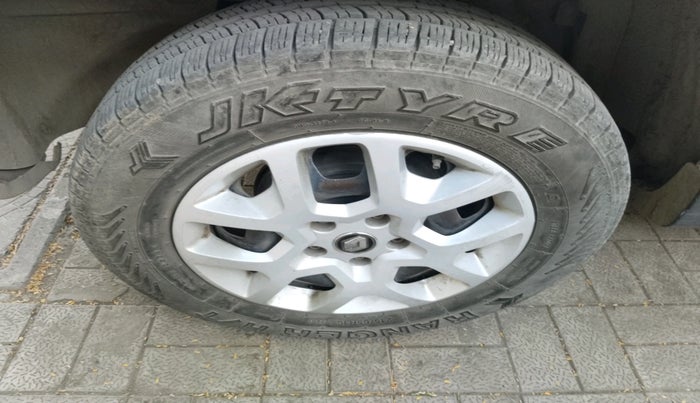 2017 Renault Duster 85 PS RXE DIESEL, Diesel, Manual, 2,02,403 km, tyre