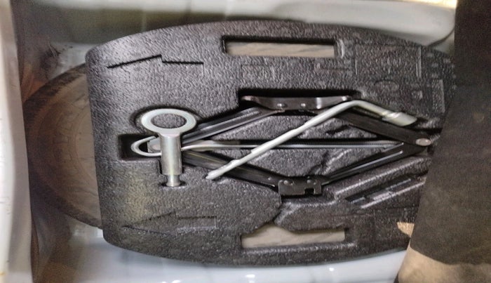 2011 Chevrolet Beat LT PETROL, Petrol, Manual, 38,619 km, tyre