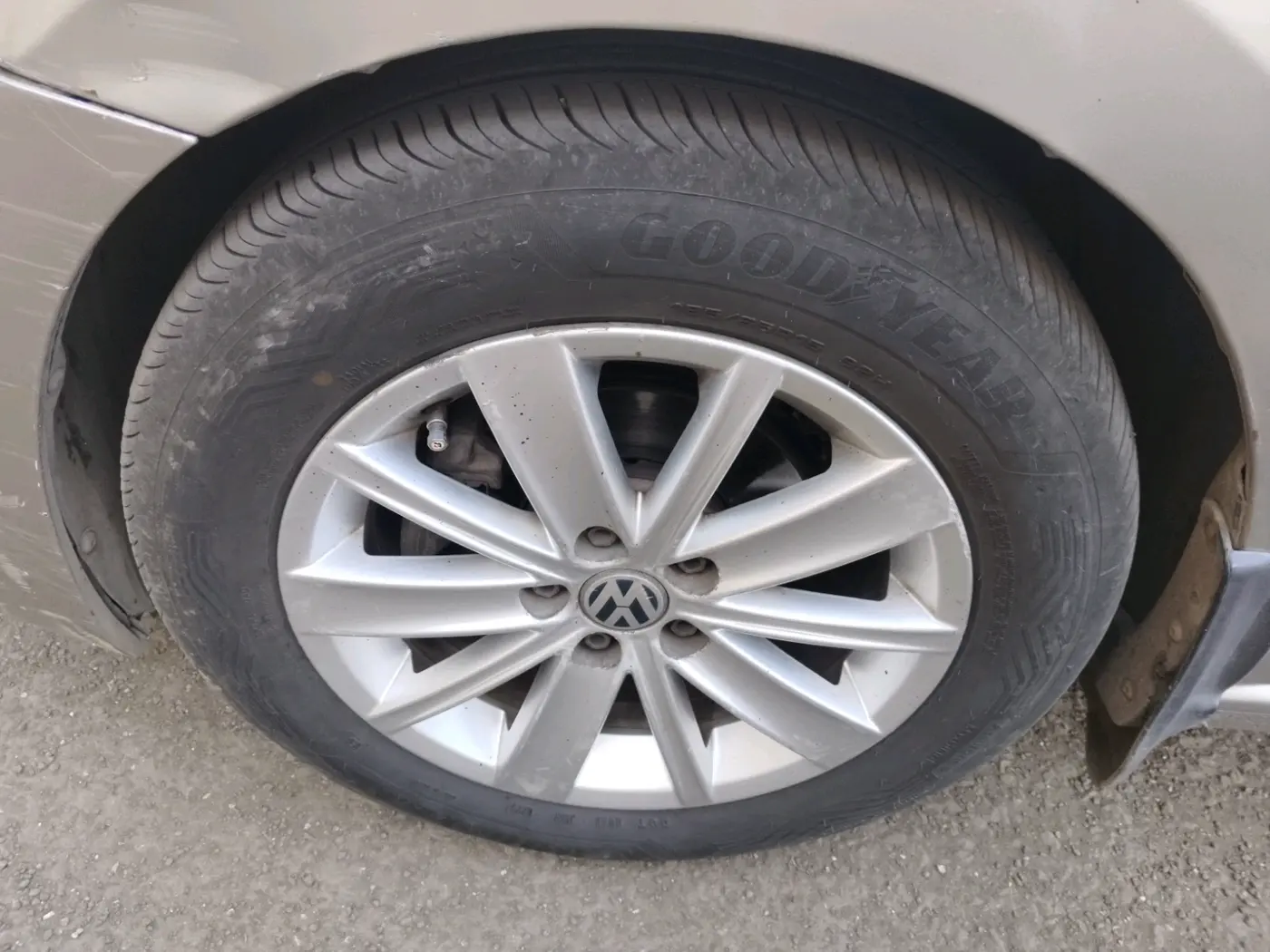 2016 Volkswagen Vento HIGHLINE 1.5 AT, Diesel, Automatic, 1,82,151 km, tyre