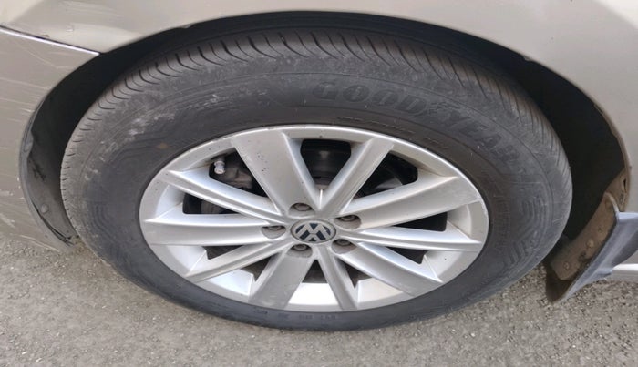 2016 Volkswagen Vento HIGHLINE 1.5 AT, Diesel, Automatic, 1,82,151 km, tyre