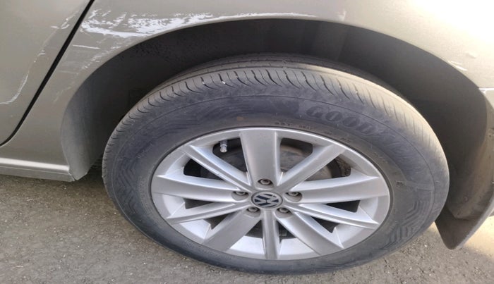 2016 Volkswagen Vento HIGHLINE 1.5 AT, Diesel, Automatic, 1,82,151 km, tyre