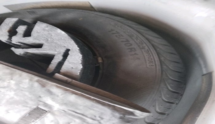 2016 Volkswagen Vento HIGHLINE 1.5 AT, Diesel, Automatic, 1,82,151 km, tyre