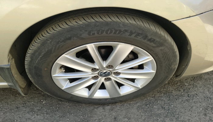 2016 Volkswagen Vento HIGHLINE 1.5 AT, Diesel, Automatic, 1,82,151 km, tyre