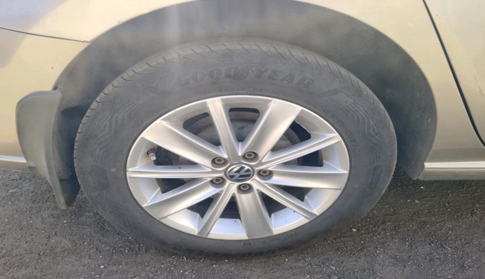 2016 Volkswagen Vento HIGHLINE 1.5 AT, Diesel, Automatic, 1,82,151 km, tyre