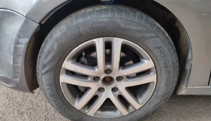 2011 Volkswagen Jetta HIGHLINE TDI AT, Diesel, Automatic, 1,42,486 km, tyre
