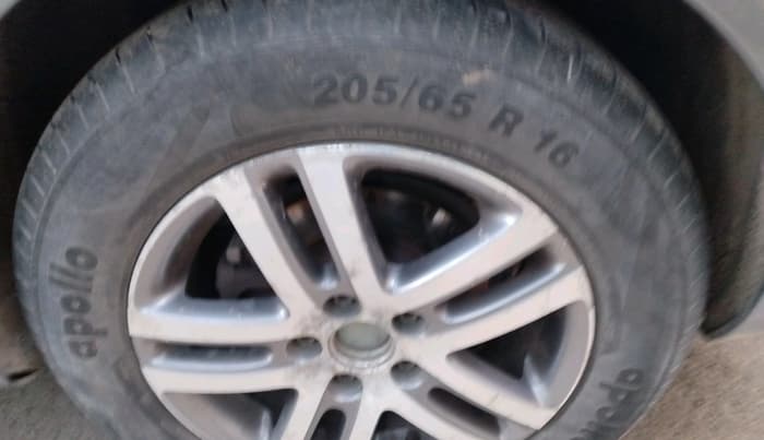 2011 Volkswagen Jetta HIGHLINE TDI AT, Diesel, Automatic, 1,42,486 km, tyre