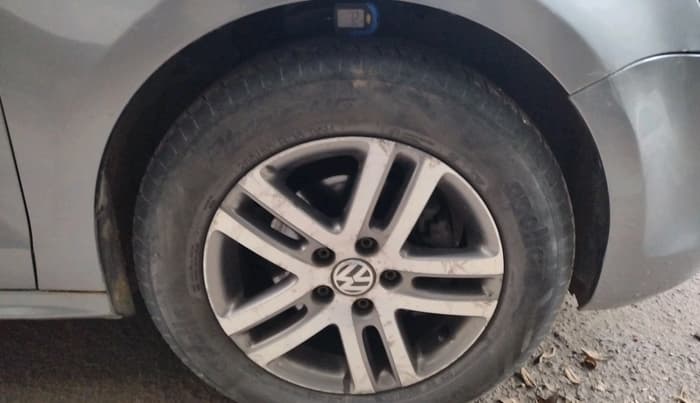 2011 Volkswagen Jetta HIGHLINE TDI AT, Diesel, Automatic, 1,42,486 km, tyre