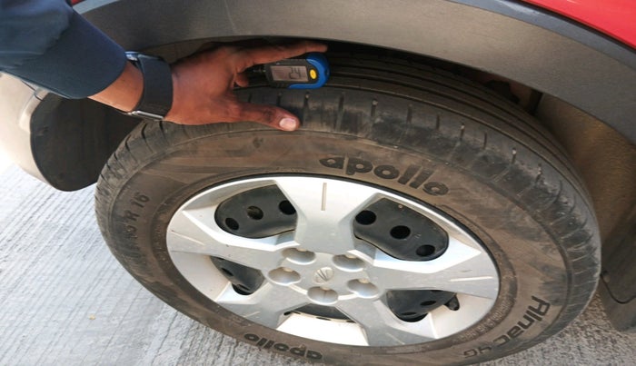 2021 Mahindra XUV300 W6 1.5 DIESEL AMT, Diesel, Automatic, 42,348 km, tyre