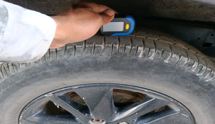 2017 Toyota Innova Crysta TOURING SPORT DIESEL MT, Diesel, Manual, 1,35,321 km, tyre