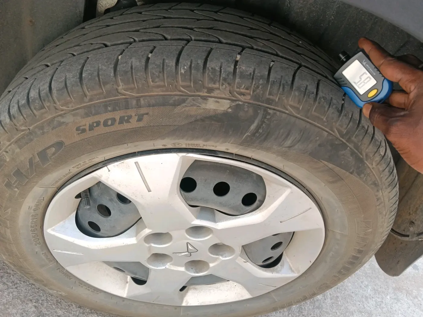 2023 Mahindra XUV300 W6 1.2 PETROL, Petrol, Manual, 46,833 km, tyre