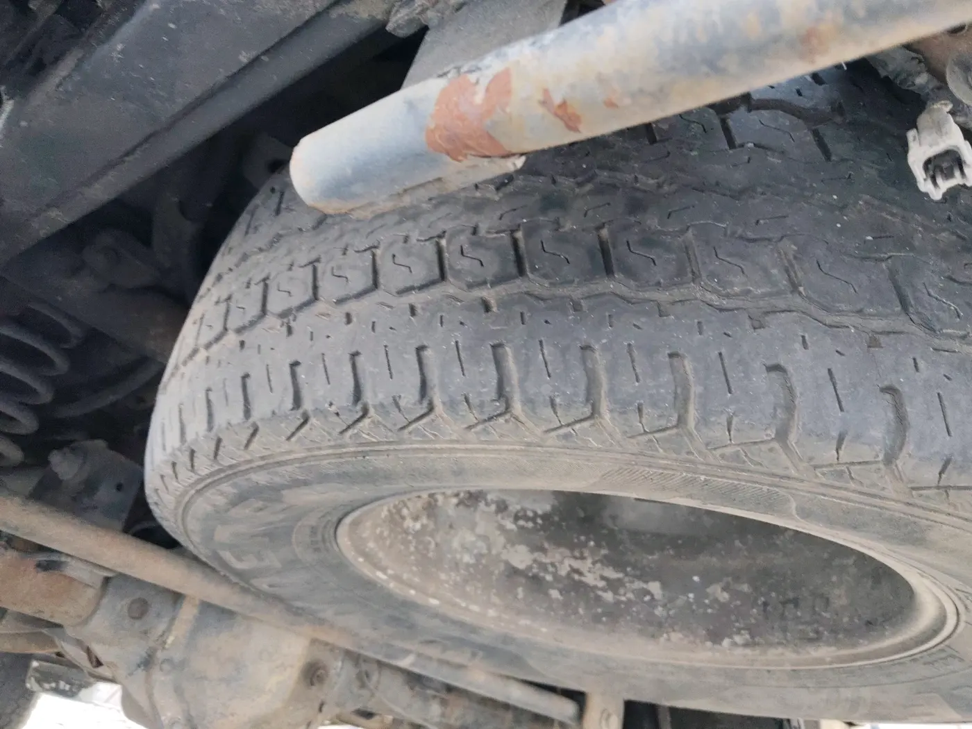 2009 Mahindra Scorpio VLX 2WD, Diesel, Manual, 1,41,371 km, tyre