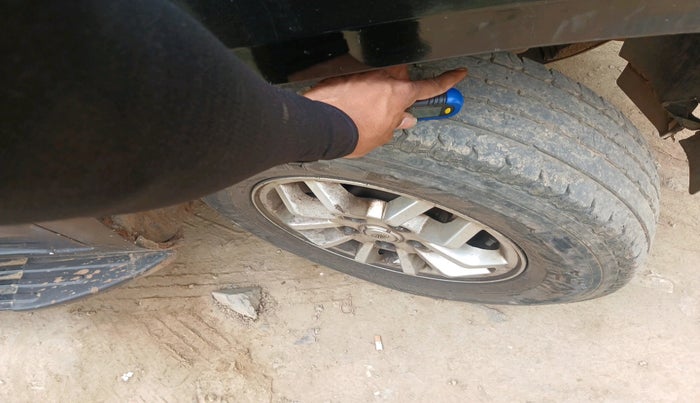 2017 Mahindra TUV300 T8 AMT, Diesel, Automatic, 1,09,130 km, tyre