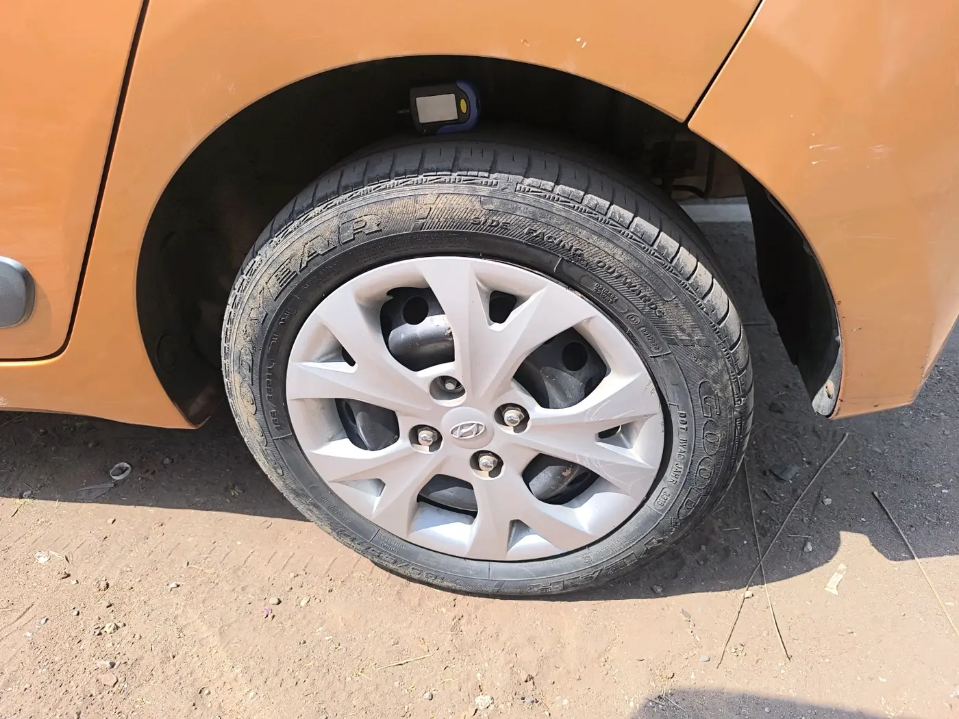2014 Hyundai Grand i10 SPORTZ 1.1 CRDI, Diesel, Manual, 1,14,498 km, tyre