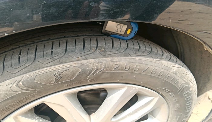 2015 Hyundai New Elantra 1.8 S VTVT, Petrol, Manual, 1,03,144 km, tyre