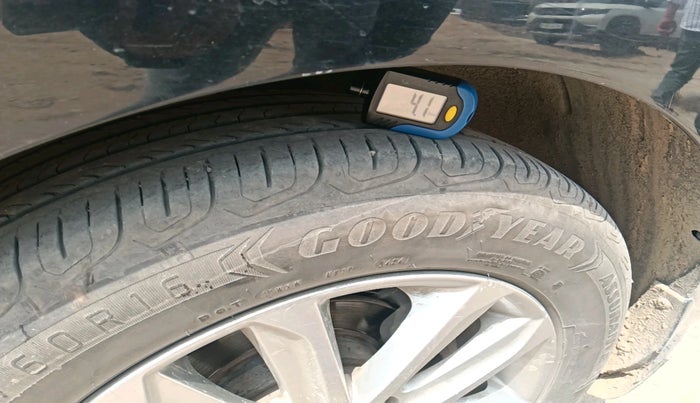 2015 Hyundai New Elantra 1.8 S VTVT, Petrol, Manual, 1,03,144 km, tyre