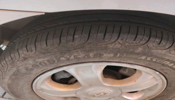 2009 Hyundai Verna  SX 1.6 VTVT, Petrol, Manual, 32,222 km, tyre