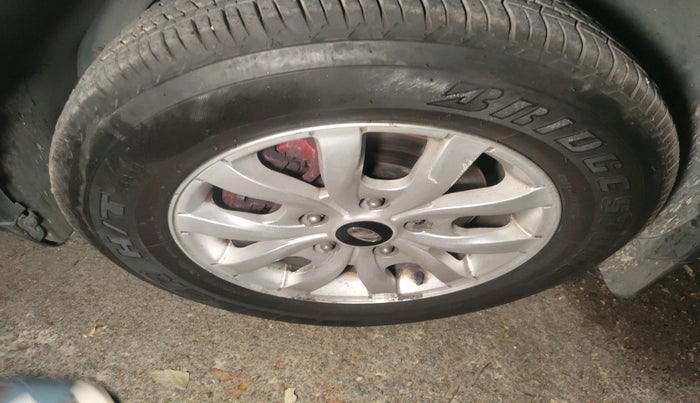 2015 Mahindra XUV500 W10, Diesel, Manual, 1,62,371 km, tyre