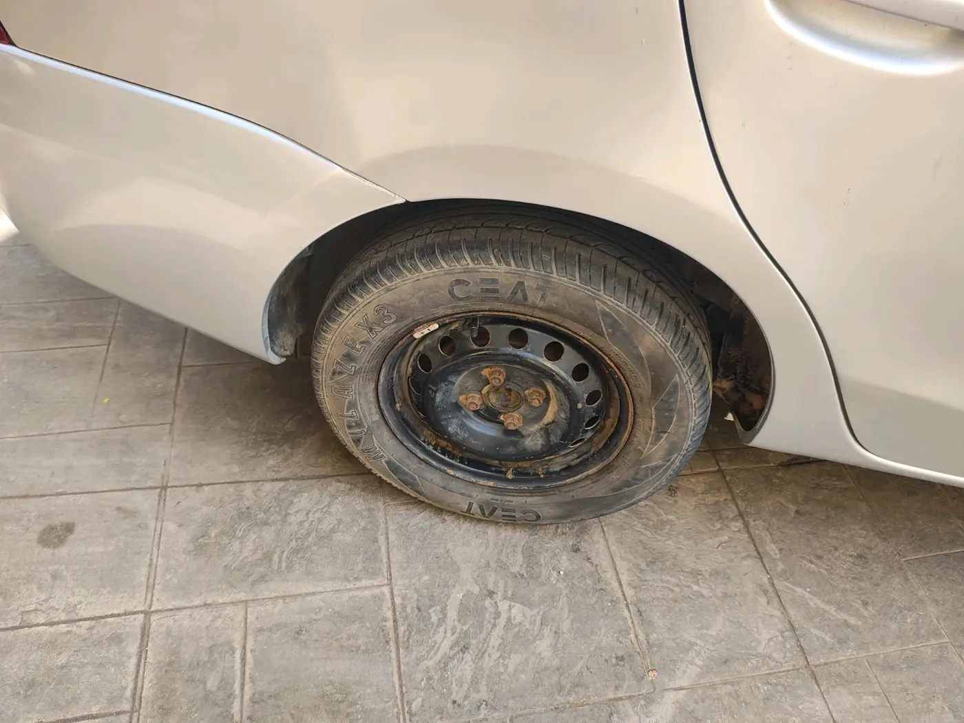 2012 Toyota Etios G, CNG, Manual, 1,25,374 km, tyre