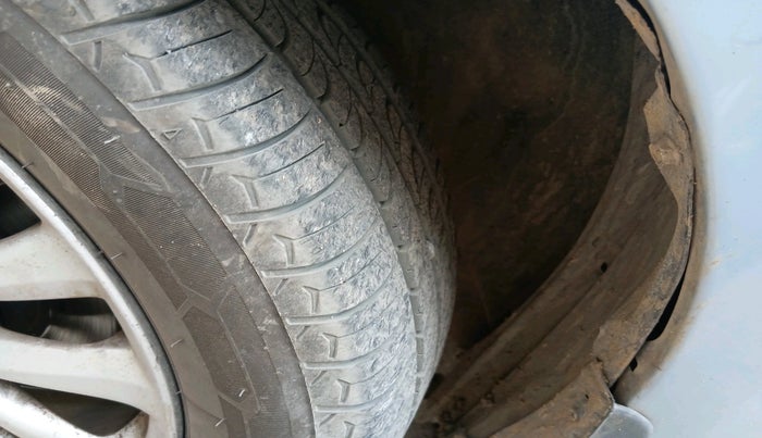 2011 Toyota Etios V, Petrol, Manual, 1,18,223 km, tyre