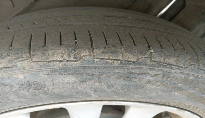 2011 Toyota Etios V, Petrol, Manual, 1,18,223 km, tyre