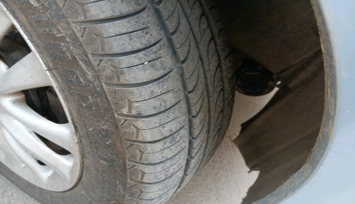 2011 Toyota Etios V, Petrol, Manual, 1,18,223 km, tyre