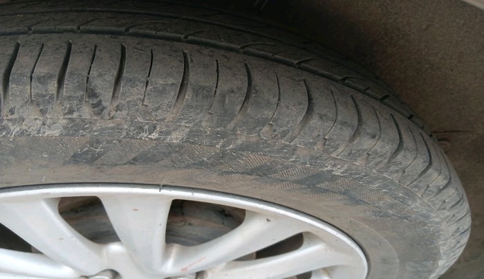 2011 Toyota Etios V, Petrol, Manual, 1,18,223 km, tyre