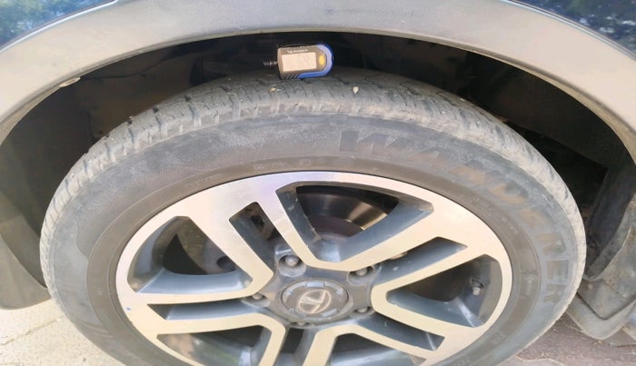 2017 Tata Hexa XTA 4X2 7 STR, Diesel, Automatic, 1,06,848 km, tyre