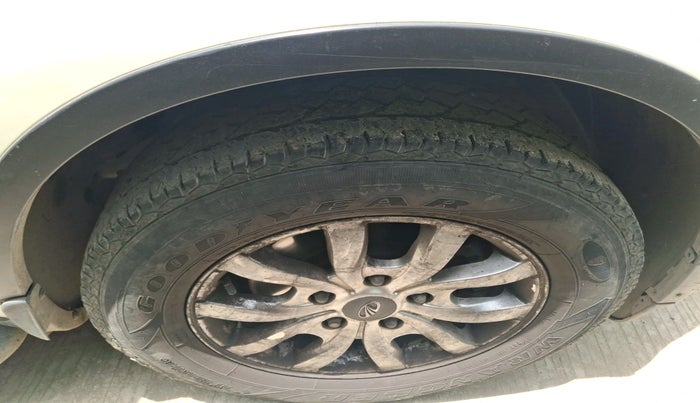 2016 Mahindra XUV500 W10, Diesel, Manual, 1,18,021 km, tyre