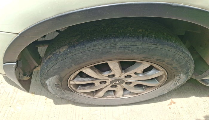 2016 Mahindra XUV500 W10, Diesel, Manual, 1,18,021 km, tyre