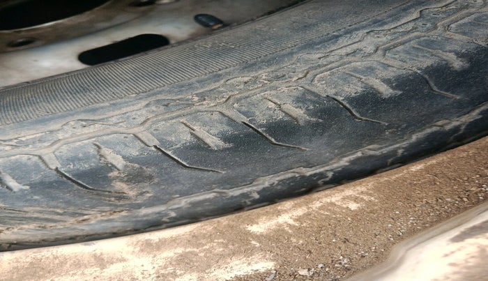 2011 Hindustan Motors Ambassador GRAND 1800 ISZ MPFI, CNG, Manual, 1,64,442 km, tyre