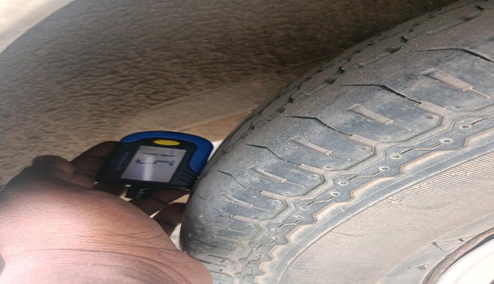 2011 Hindustan Motors Ambassador GRAND 1800 ISZ MPFI, CNG, Manual, 1,64,442 km, tyre