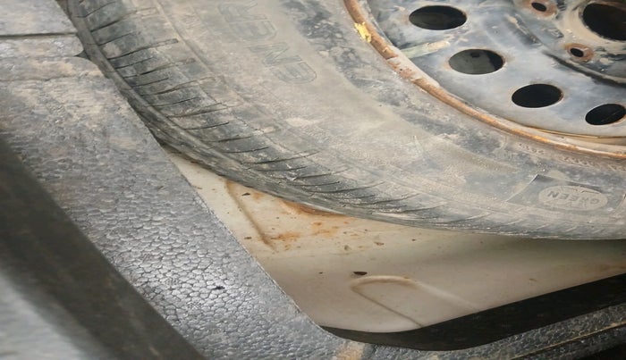 2011 Maruti SX4 VXI, CNG, Manual, 1,01,500 km, tyre