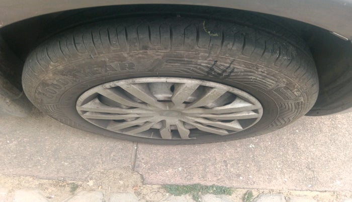 2013 Maruti Swift Dzire LXI, Petrol, Manual, 1,06,862 km, tyre