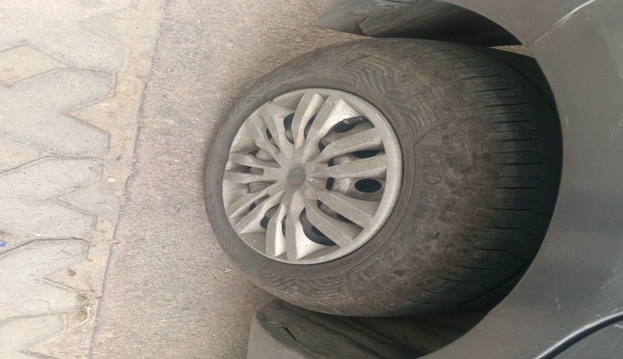 2013 Maruti Swift Dzire LXI, Petrol, Manual, 1,06,862 km, tyre