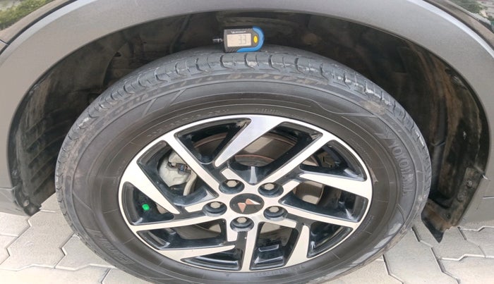 2023 Mahindra XUV400 EL 7.2 KW, Electric, Automatic, 1,01,437 km, tyre