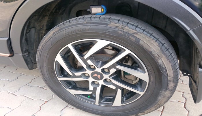 2023 Mahindra XUV400 EL 7.2 KW, Electric, Automatic, 1,01,437 km, tyre