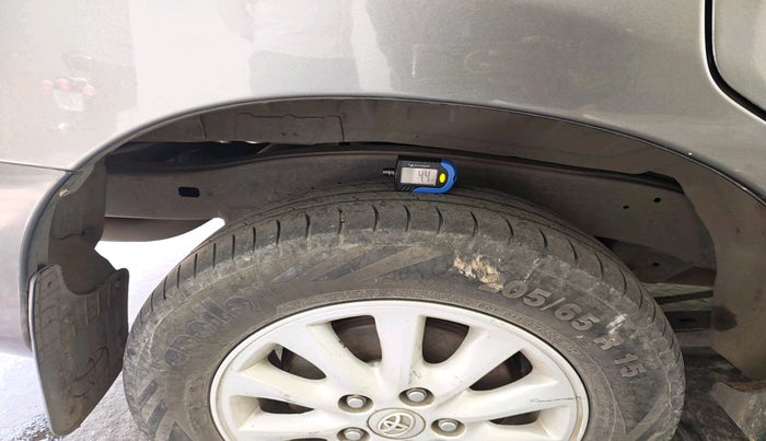 2014 Toyota Innova 2.5 VX 7 STR, Diesel, Manual, 1,94,161 km, tyre